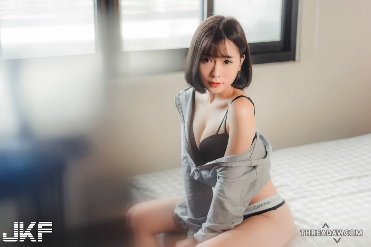 「劉芳岑」火辣內衣視角！逆天長腿＋美臀，誘惑無敵！