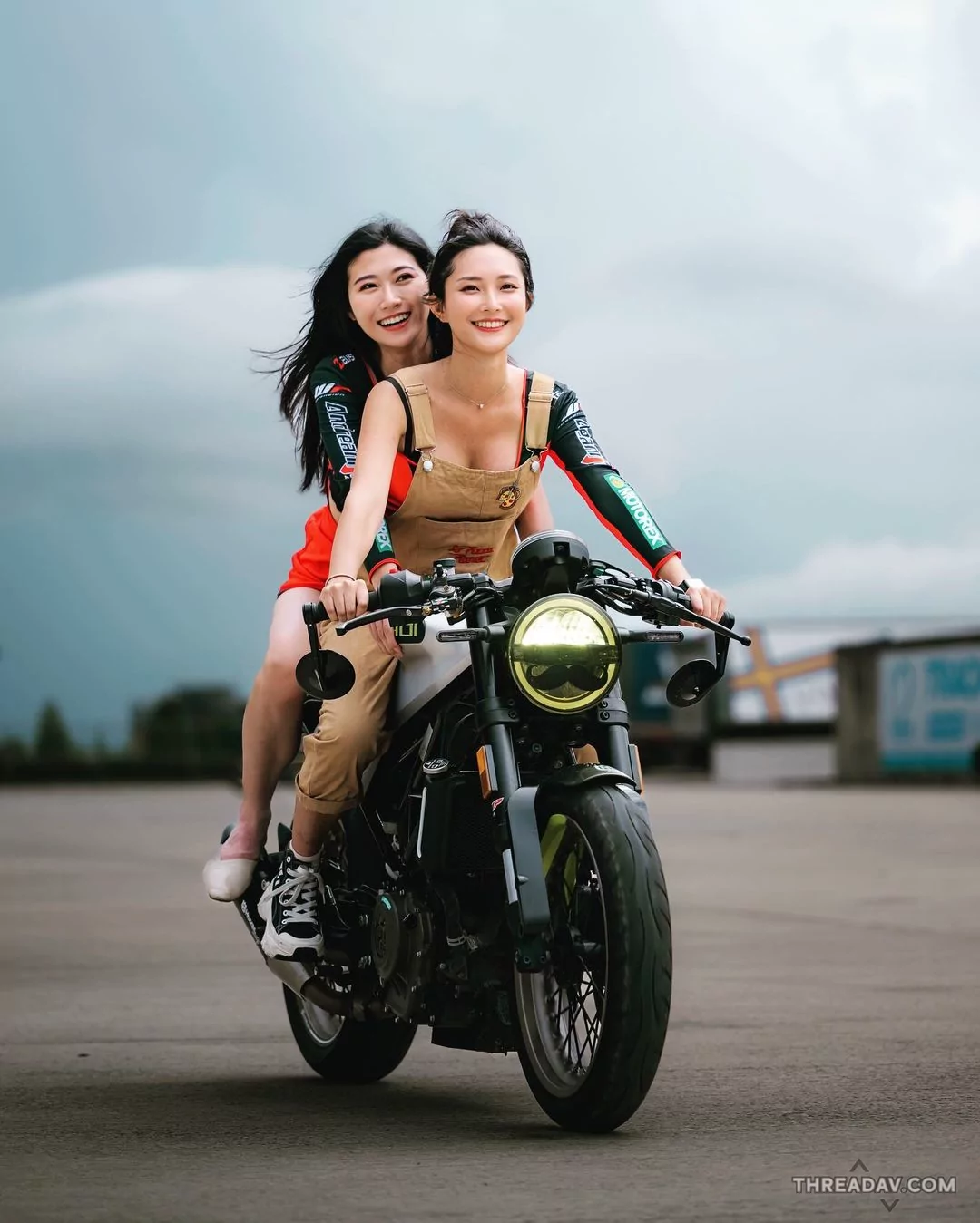 「車展SG」美女趁空檔偷跨騎乘位，破風而行還伴隨跳動 - 網路美女
