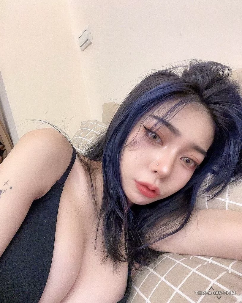 細長美腿正妹「桑ni」爆乳自拍，表情太挑逗！網路美女必看