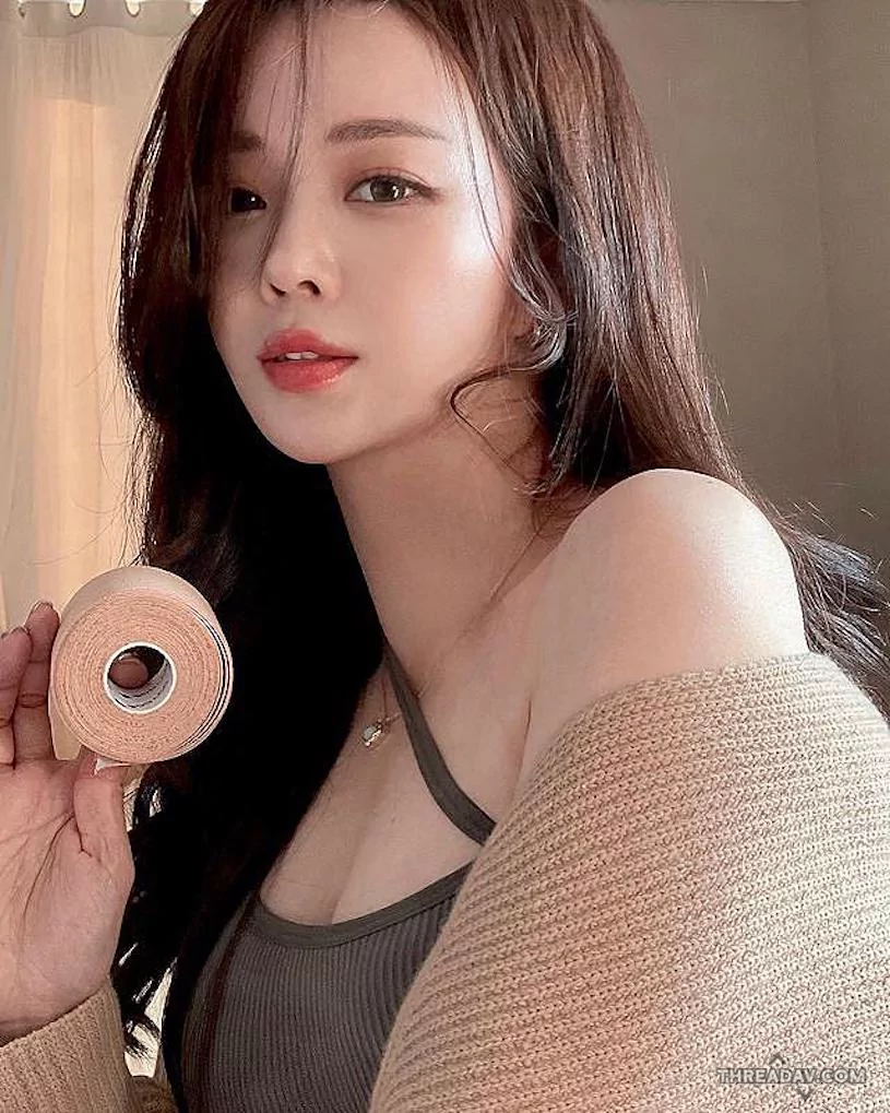 湖畔美景中的絕美長腿：九頭身正妹曲線撩人心弦！