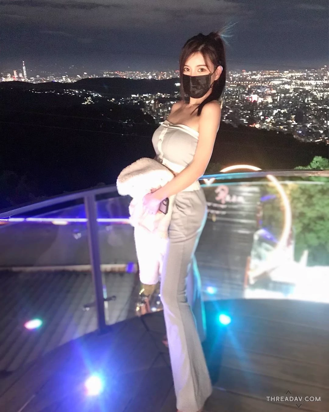 「陽明山夜景配馬尾長腿正妹！香肩鎖骨+曼妙曲線讓你目不轉睛」