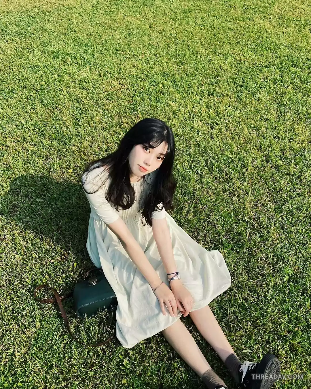 草地驚現空靈美女！清新正妹銷魂眼神引網友瘋傳