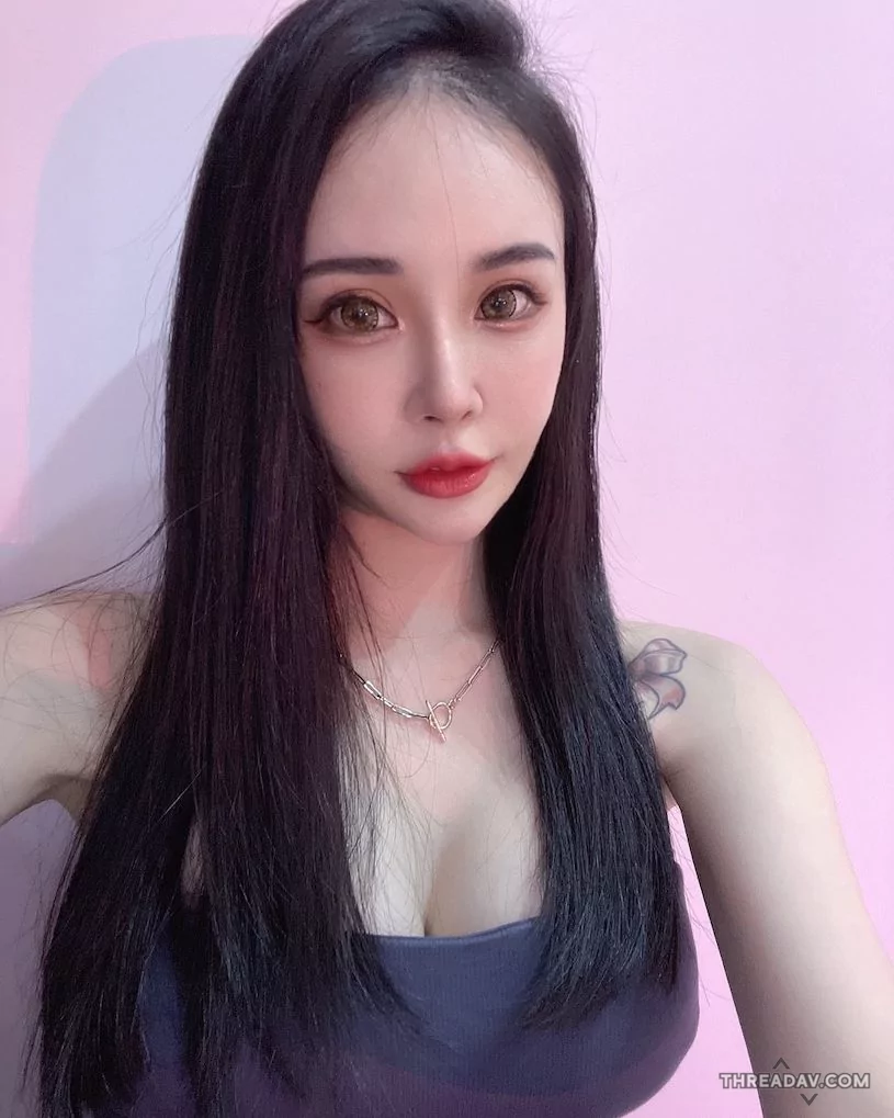 火辣瑄妹大挖空裝曝「無法抗拒的深溝」！網路美女引爆話題