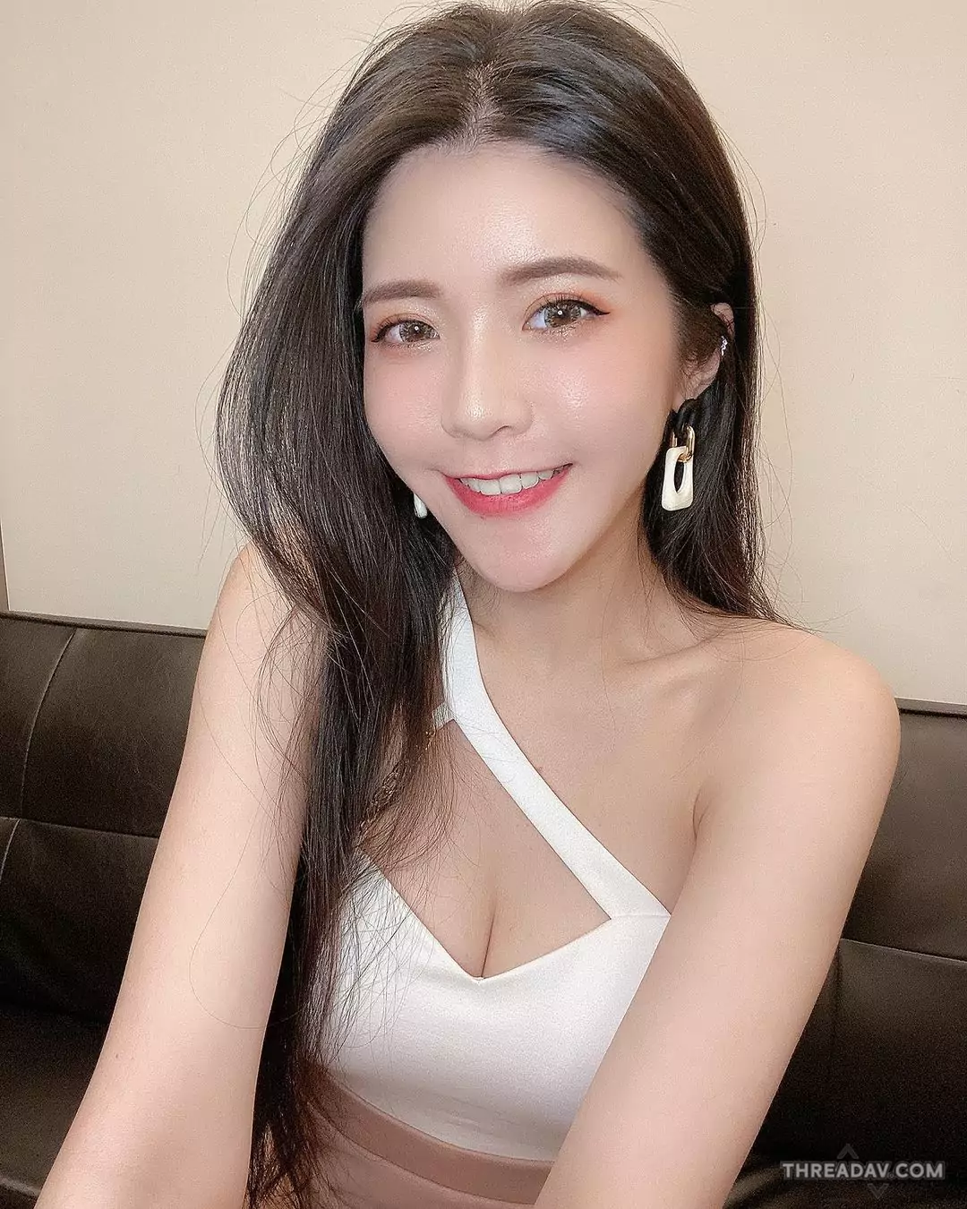 「Chiao焦糖」氣質正妹穿粉紫制服超甜！美少女戰士般的俏麗風采 - 網路美女熱話