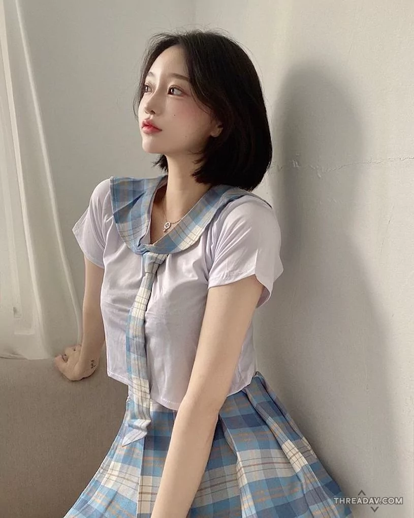 制服短髮妹「脾氣壞壞曲線好辣」，「飽滿線條」太吸睛了！ - 網路美女 | 看完心情大好