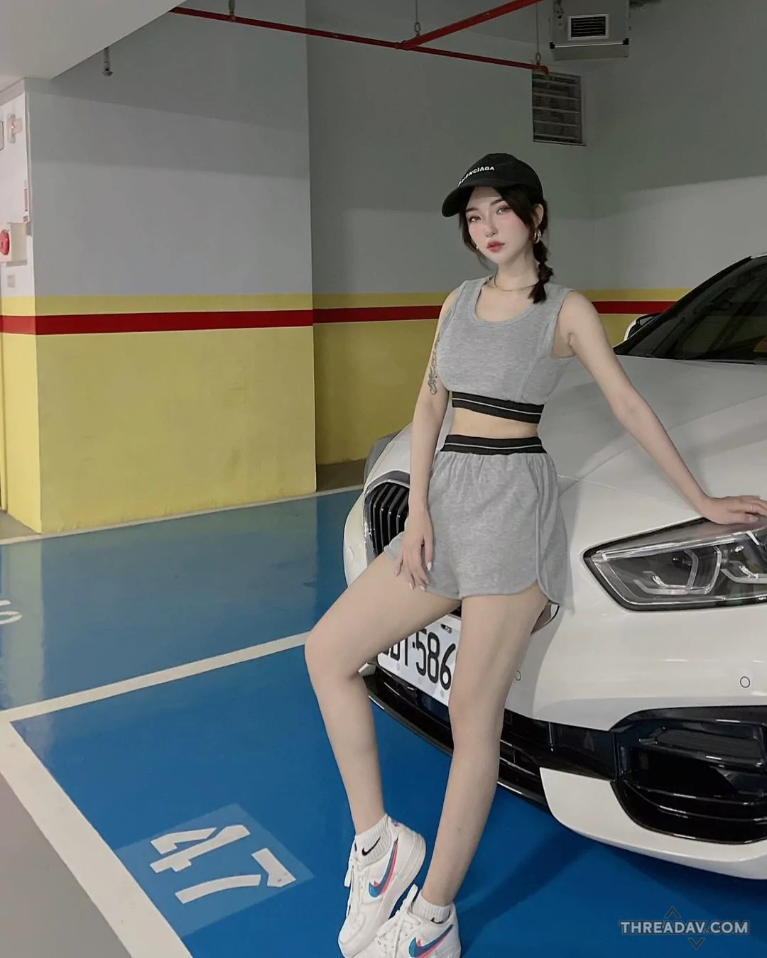 完美配對！白皙正妹靠著香車，大眼甜笑吸引司機目光 - 網路美女魅力爆棚