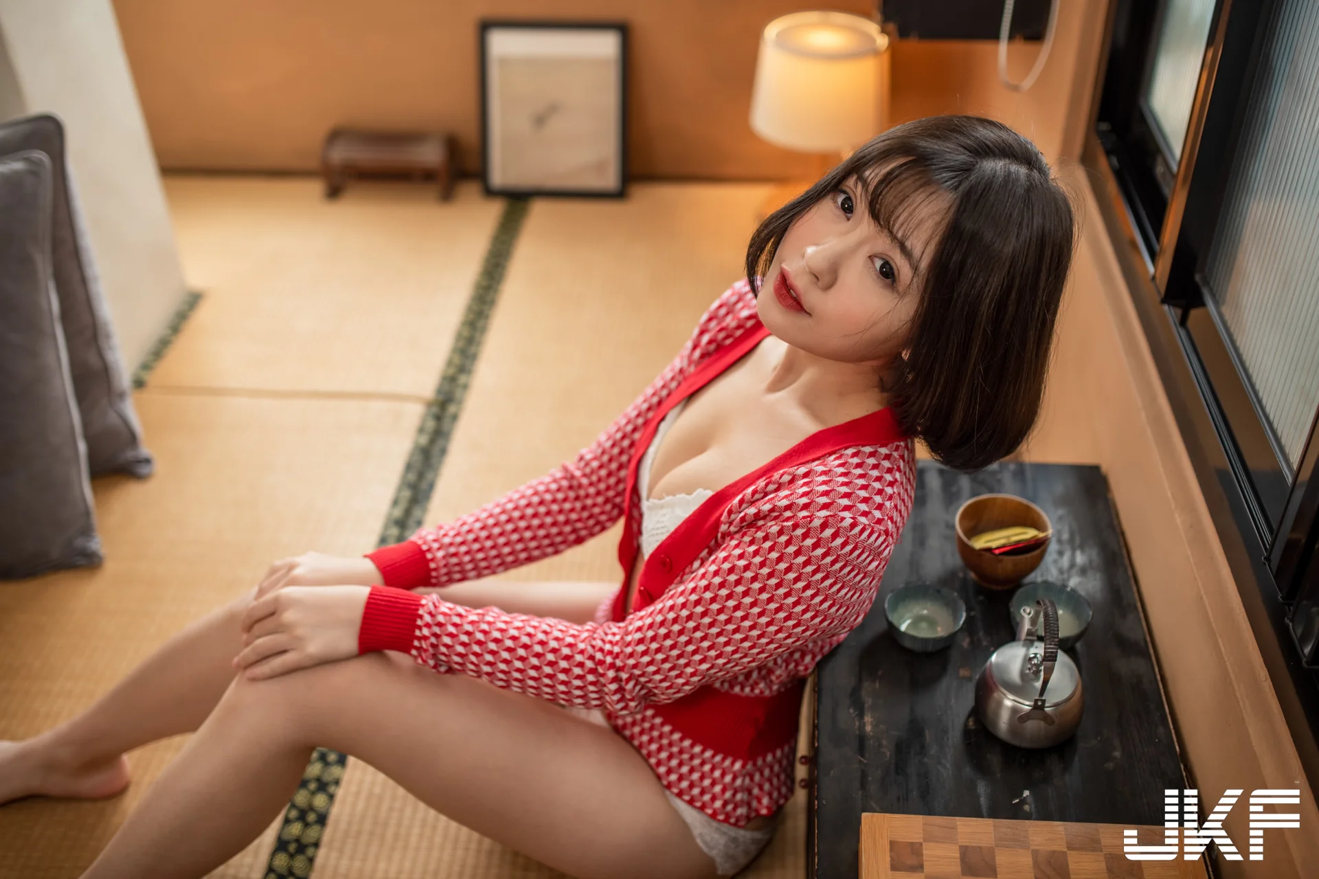 日式老宅裡的性感數學老師「劉芳岑」！她的白嫩胴體讓人好想上家教！