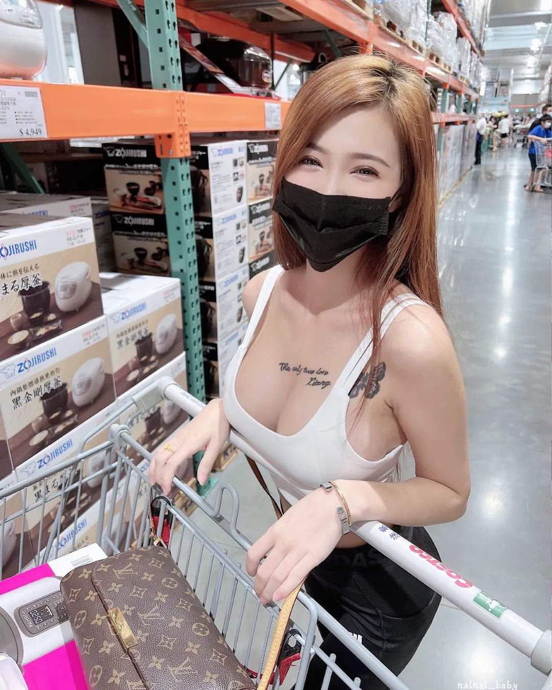 「火辣奈奈Nana」爆乳逛美式賣場！購物車交給奶來推就對了