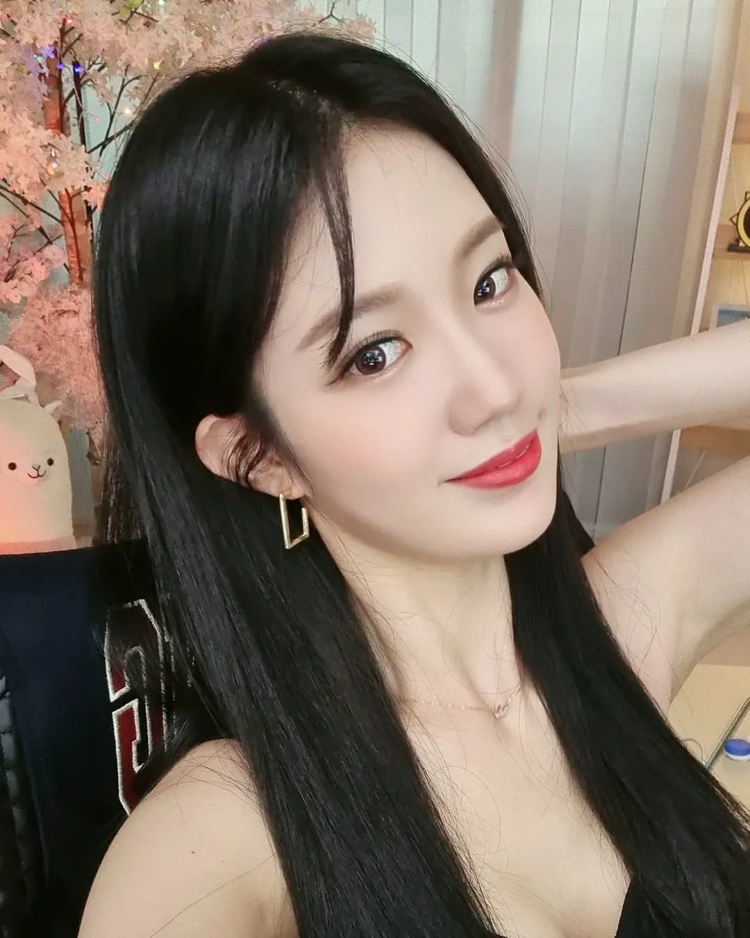 火辣韓國鋼管舞者大秀「美乳翹臀」，正妹曲線引爆網路！