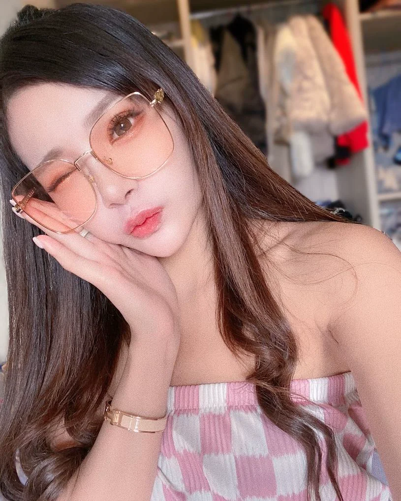 「小麋Lu」性感嘟嘴自拍！火辣美乳大放送，讓你心跳加速！