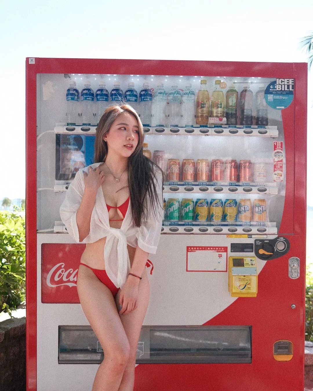 「女神級比基尼美女」揭秘乳擋販賣機內的「彈力猛溝」驚人神技！ - 網路爆紅話題
