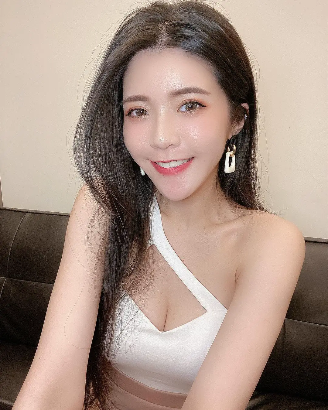 氣質正妹「焦糖Chiao」穿粉紫制服超甜！網讚似美少女戰士！