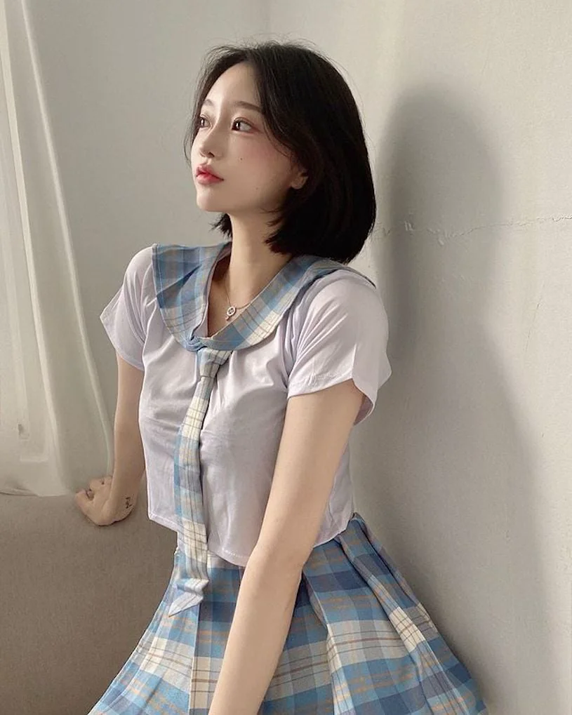 制服短髮妹「脾氣壞壞曲線好辣」，「飽滿線條」太吸睛了！ - 網路美女，完美展現時尚魅力