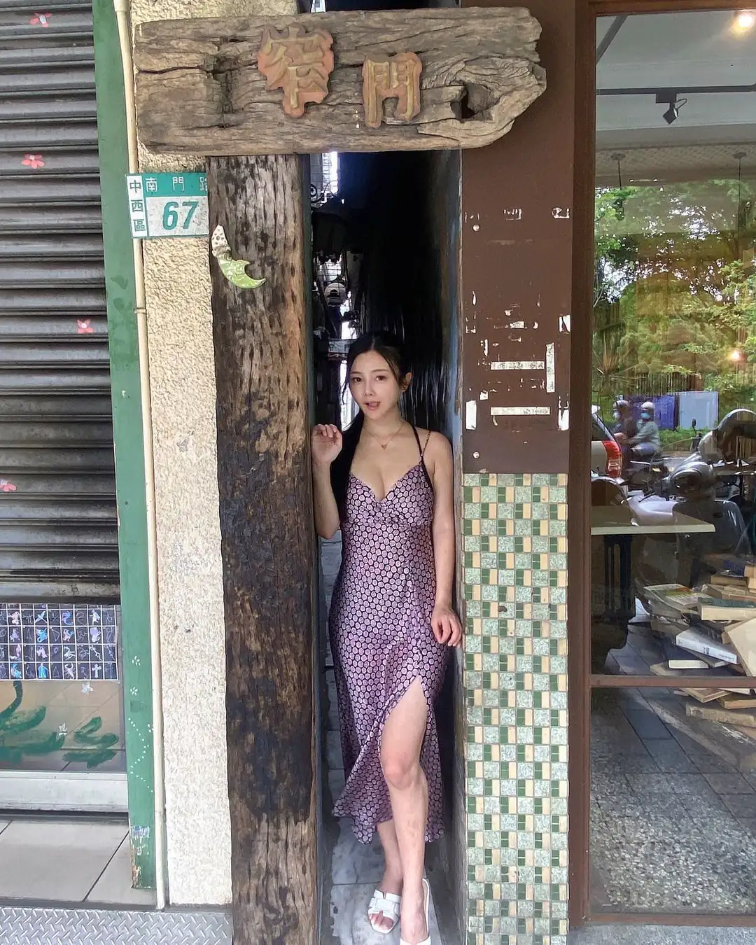 性感姊姊「小桃子」秀美玉腿，台南摸乳巷引人貼著走！ - 網美必看