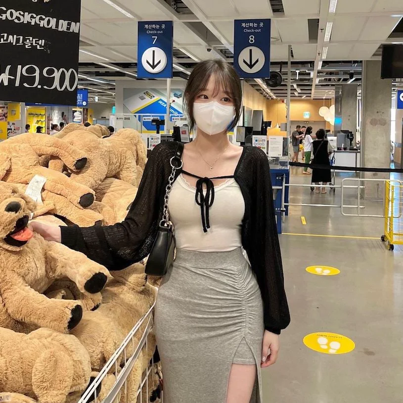 IKEA正妹驚豔現身！「修長美腿」與「完美比例」讓顧客心動不已
