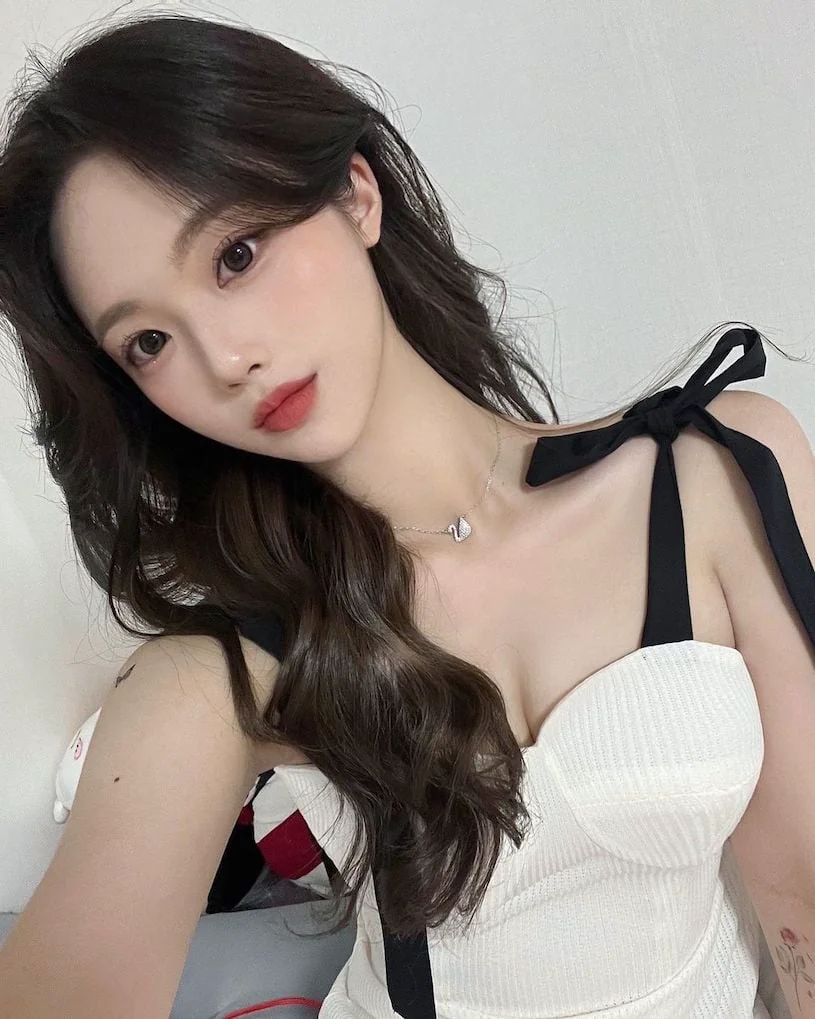 「正妹部落客性感連身裙自拍，好比例太吸睛！」- 網路美女瘋傳