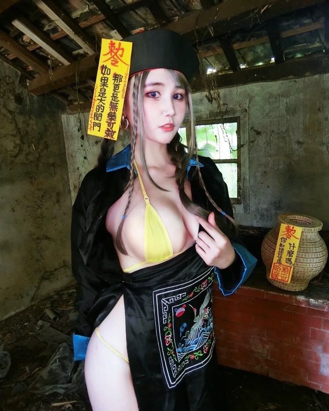 鬼月驚悚現象：清官裝女殭屍「四月桐」，性感透視曝「驚人美胸」！
