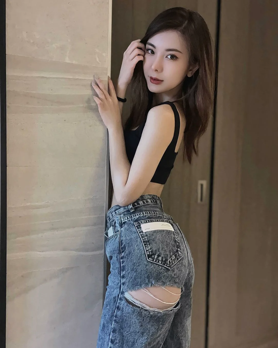 性感小姐姐牛仔褲開洞大秀「鮮嫩美乳」，網友直呼進入「蜜桃園」！