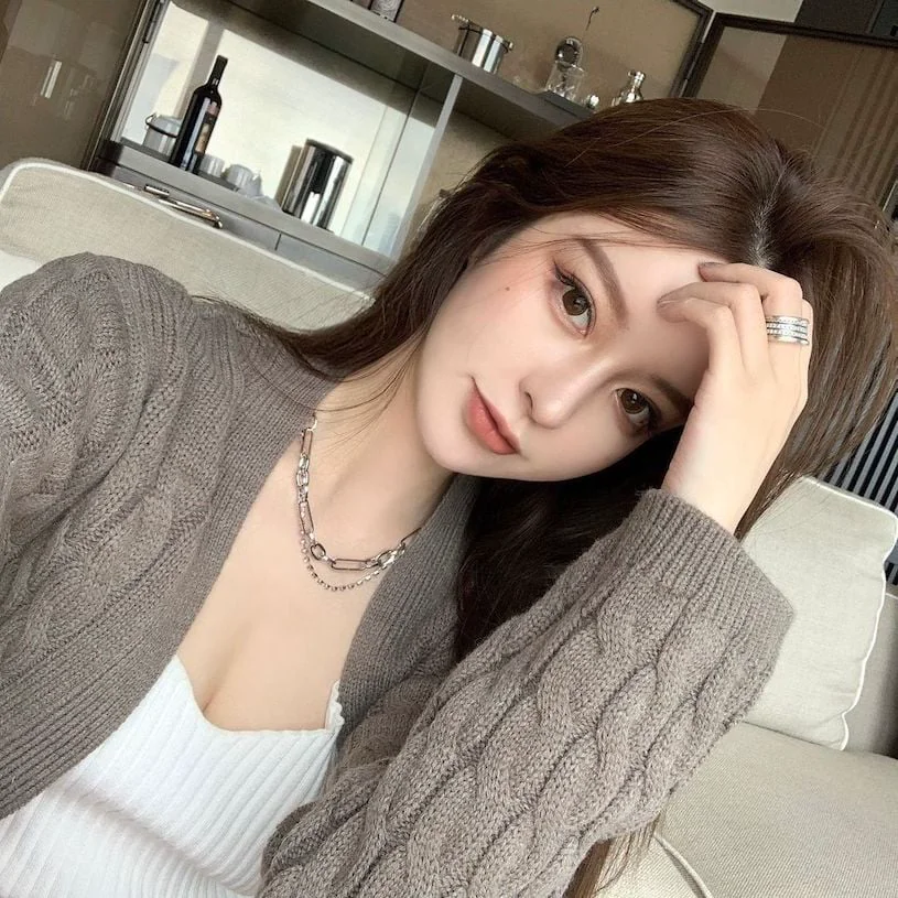 【穿搭秘訣】性感老闆娘甜美新裝，雪白美肌讓人心動！- 網路美女
