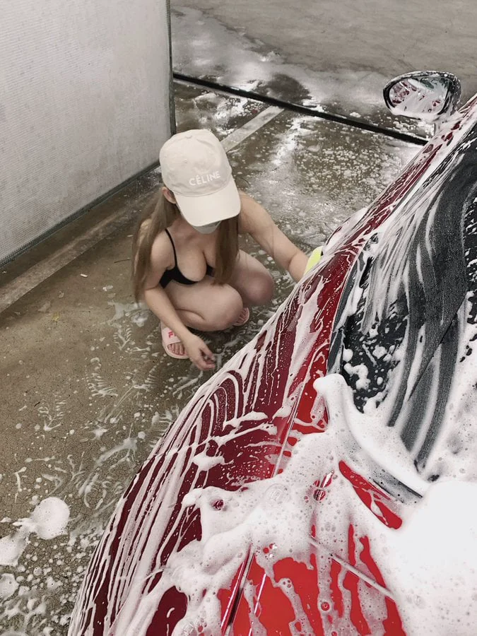 夏季洗車季！辣妹爆乳洗愛車揭秘：其實是英文老師 - 網路美女話題