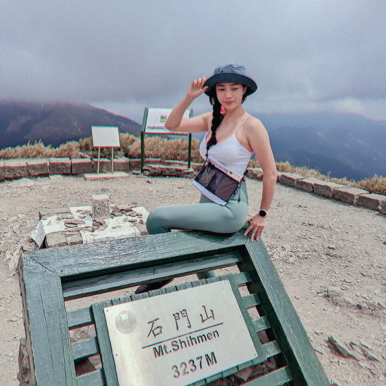 壯觀雙峰登場！「天然健身妹」展現深海溝美景，網友驚嘆不已