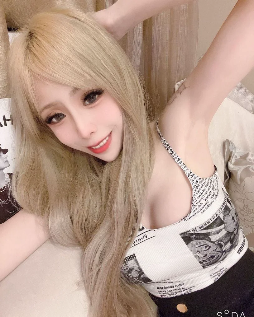 白嫩曲線全曝光！網拍正妹「比比」小背心自拍展現渾圓深溝 - 必看網路美女