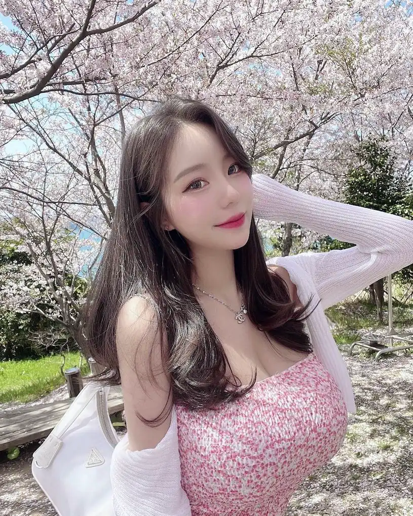 火辣正妹老闆娘穿搭粉紅緊身裝，展現凹凸有致曲線！網友大讚不已