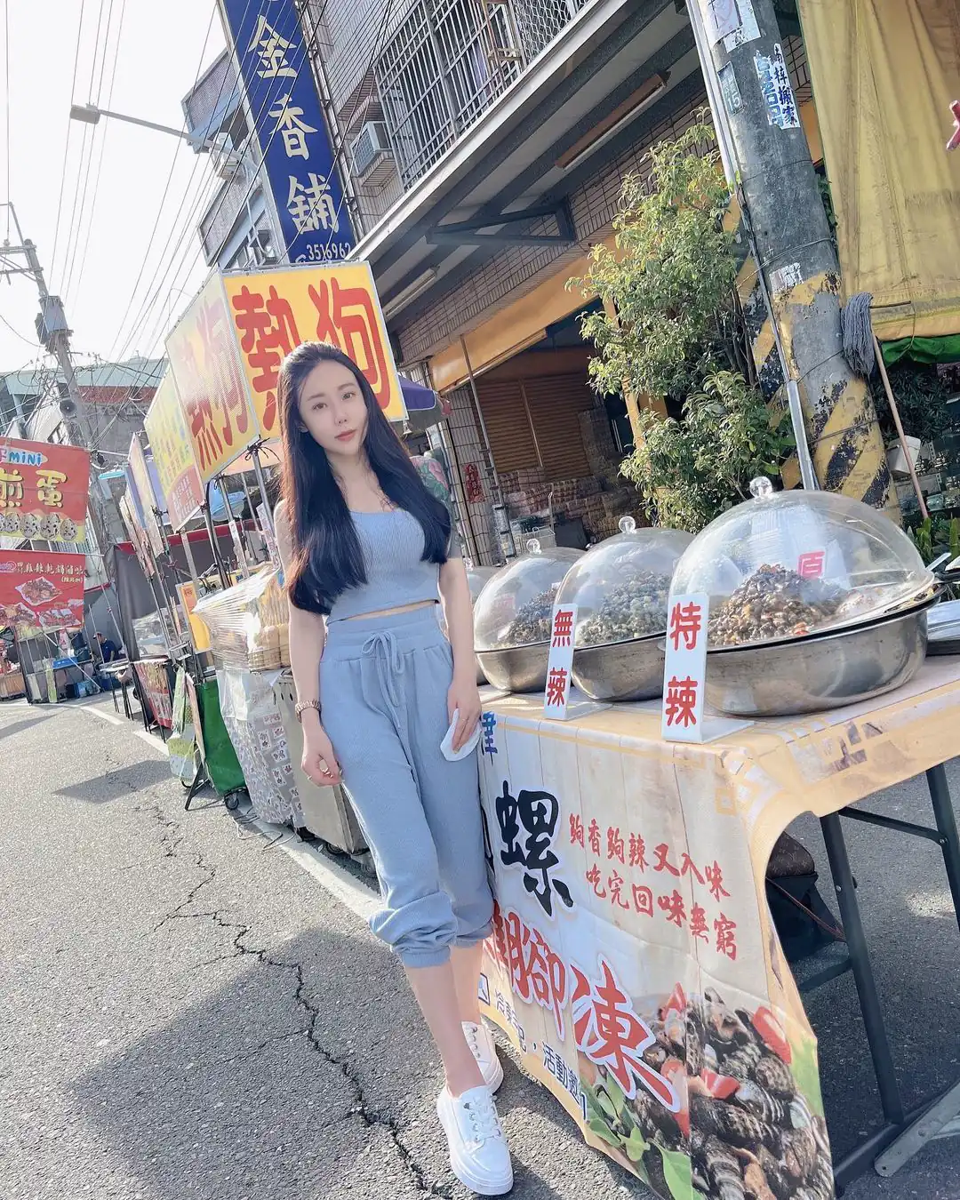夜市驚見辣妹「爆乳賣小卷」！必吃超辣大份量美食攤