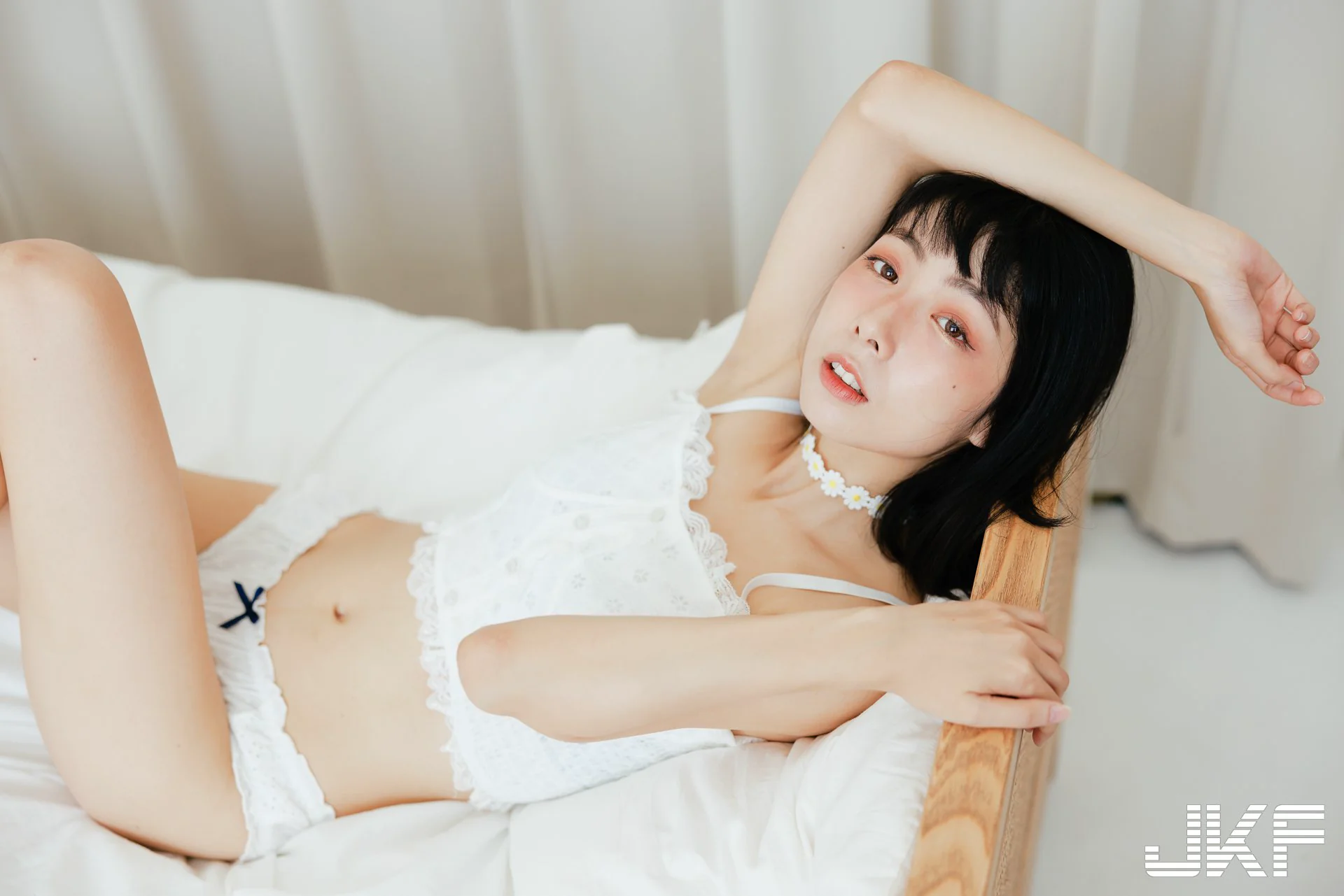 清純正妹「翁捲捲」展現居家小可愛，纖細蠻腰白嫩美腿讓你心動！- 網路美女