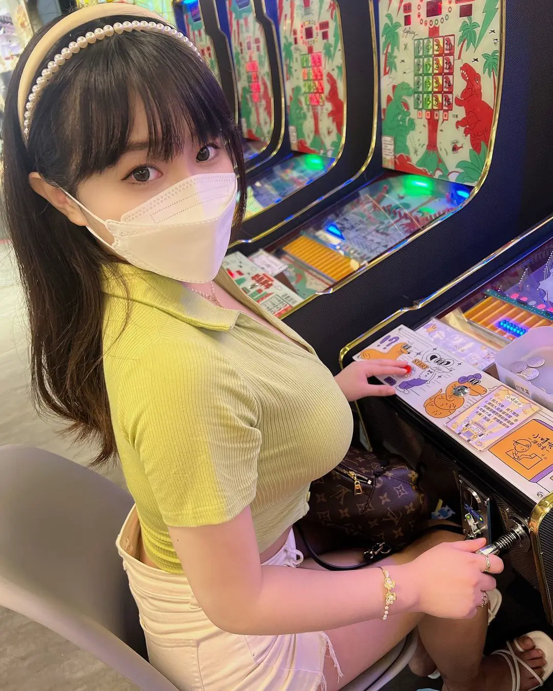 爆乳少女「小九九」回憶彈珠台！網友驚嘆：彈珠原來這麼小