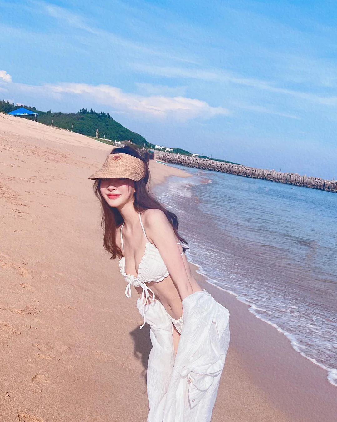 澎湖海邊驚現「超凡美女」！長腿美乳攝人心魄，引路人目不轉睛！