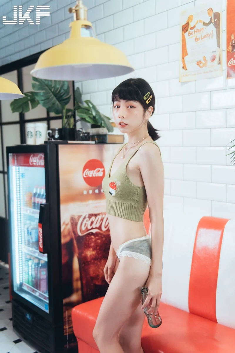 高顏值短髮美女「翁捲捲」驚豔亮相！短背心展現迷人曲線 - 網路美女話題