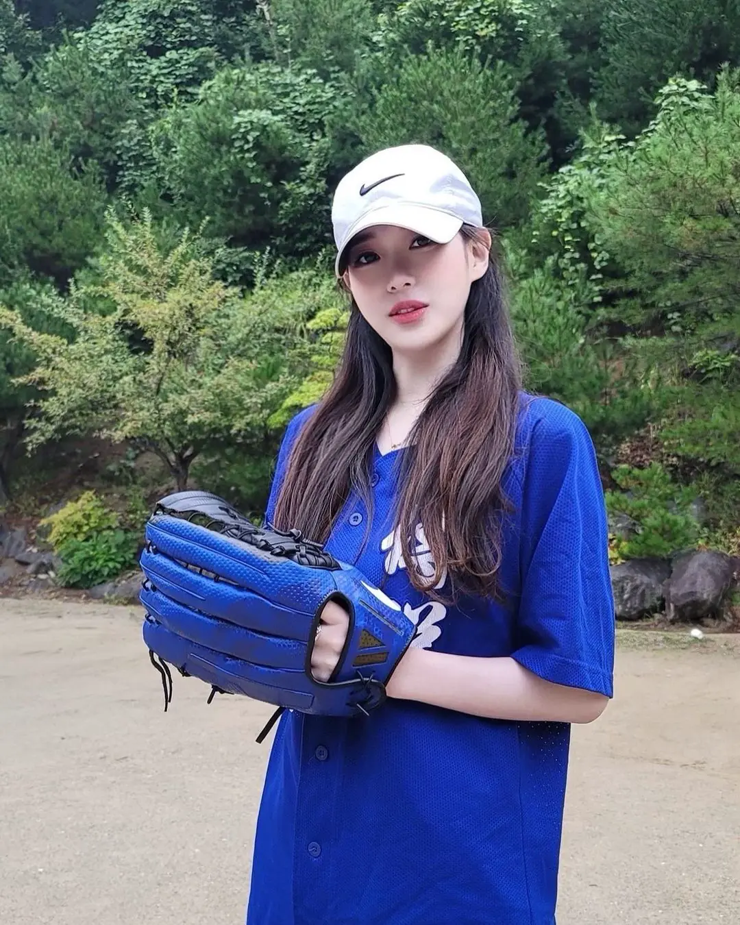 棒球賽現場驚見「智秀翻版」美女，高挑身材與絕美顏值引爆網絡熱議！