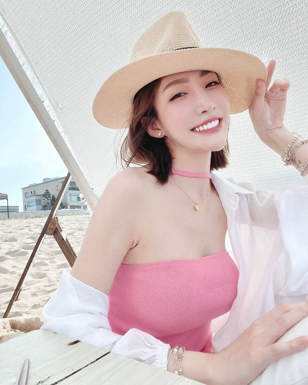 巨乳美女澎湖遊玩曝光！瘦身成功秀出白嫩香肩與鎖骨 - 網路美女風采全紀錄
