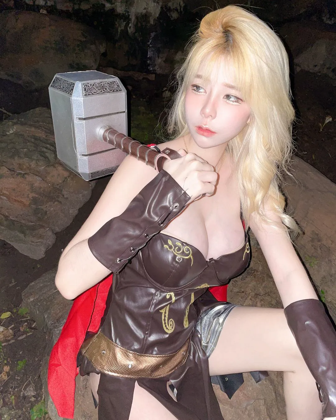 女版索爾？精靈系巨乳妹揮槌震撼網友，胸肌比索爾還大！