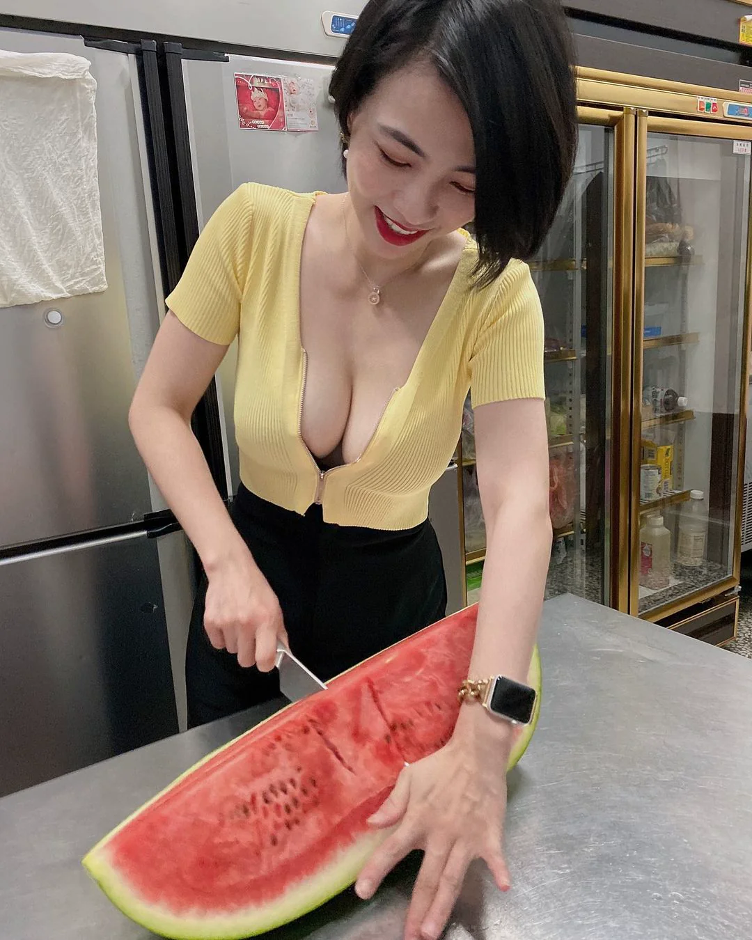 短髮御姐「Chi Chin」性感切西瓜影片火辣上線！網友瘋狂點讚