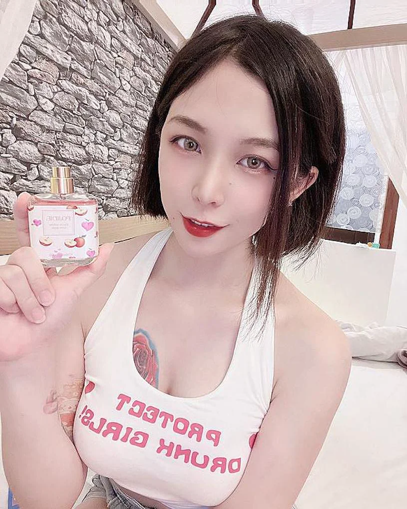 正妹「車車」開箱口罩！光滑美肌畫面超吸睛，不容錯過！