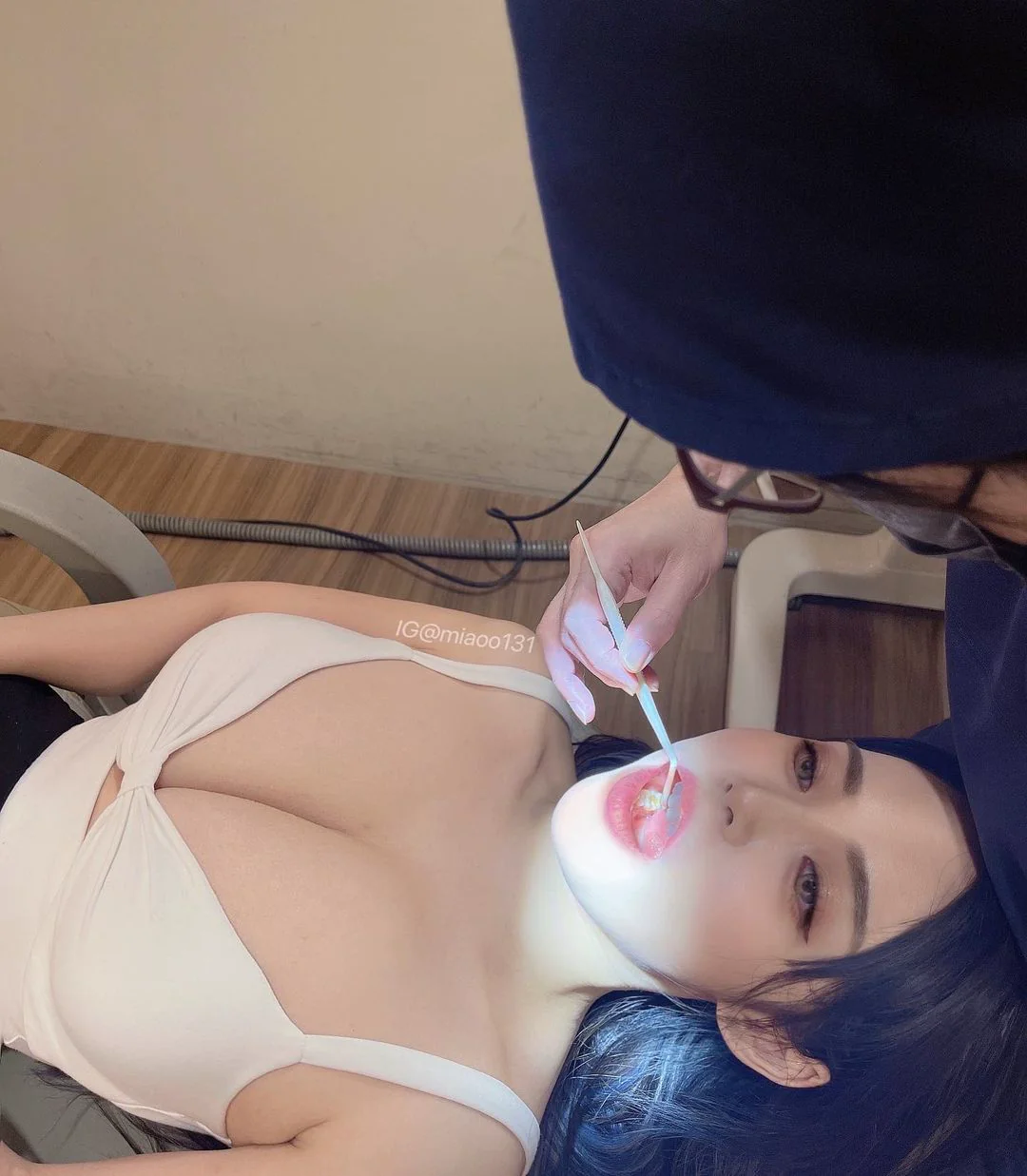 周苗苗爆乳看牙醫！兇猛氣勢震撼，下馬威來了嗎？