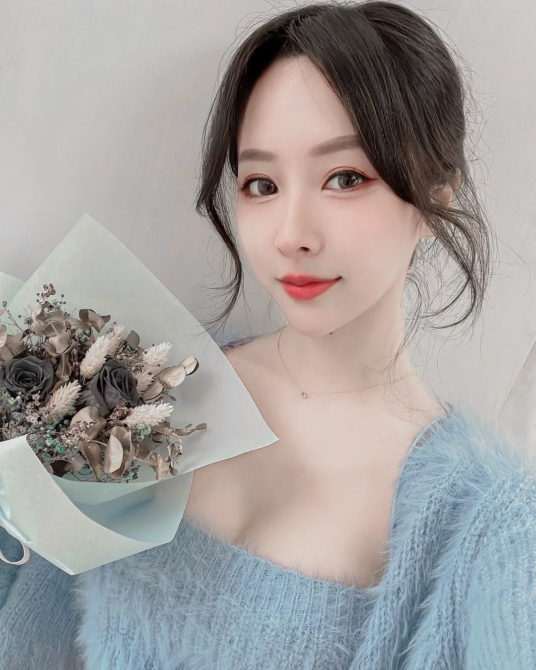 正妹花藝師密寶Mibao驚豔亮相！E級雪乳與修長美腿大放異彩 - 探索網路美女新星