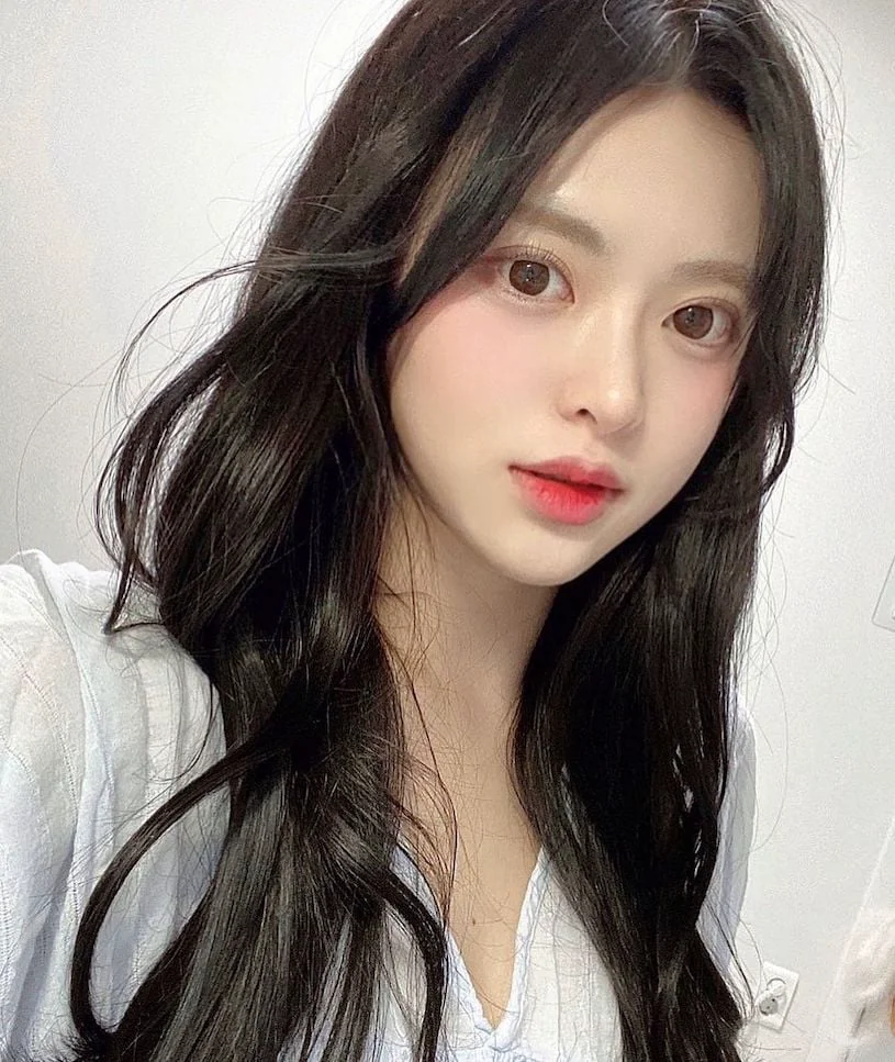網路美女爆紅！萌萌女大生緊身裝展現凹凸曲線，路人目不轉睛