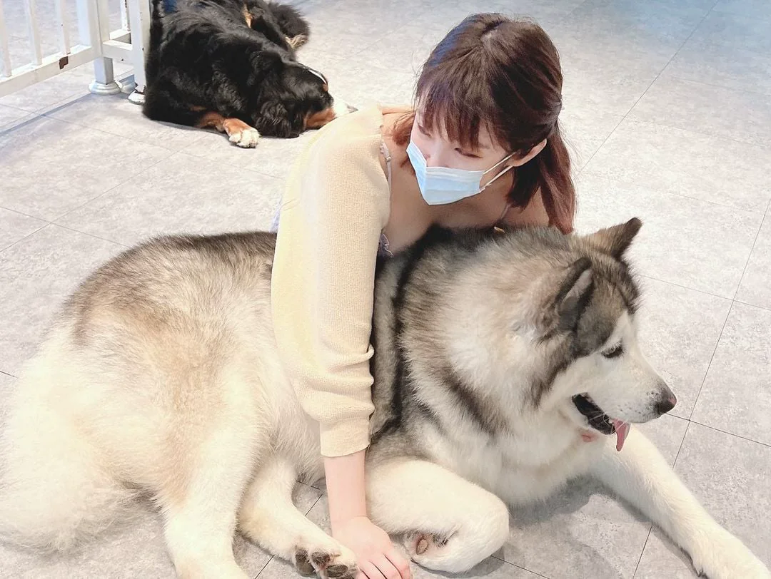 正妹「米亞亞Mia」與愛犬親密互動，網友羨慕：「來世想當她的寵物！」 - 網路美女話題