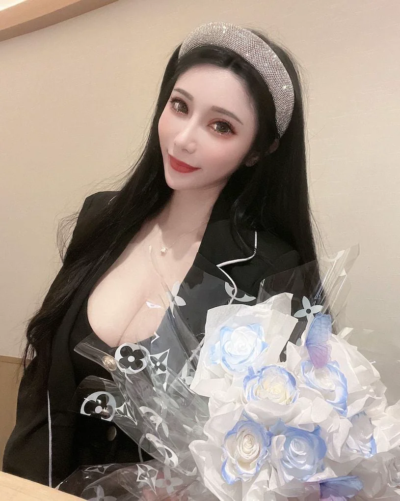 正妹闆娘沈琪琪穿小背心品嚐日料，超兇曲線搶鏡引狂熱！