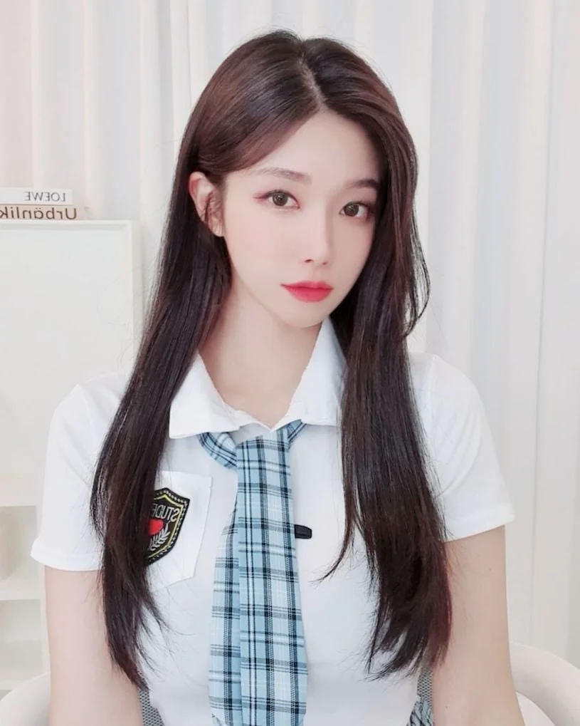 無辜表情制服小姐姐，酥胸微露引誘惑！網路美女風采大公開