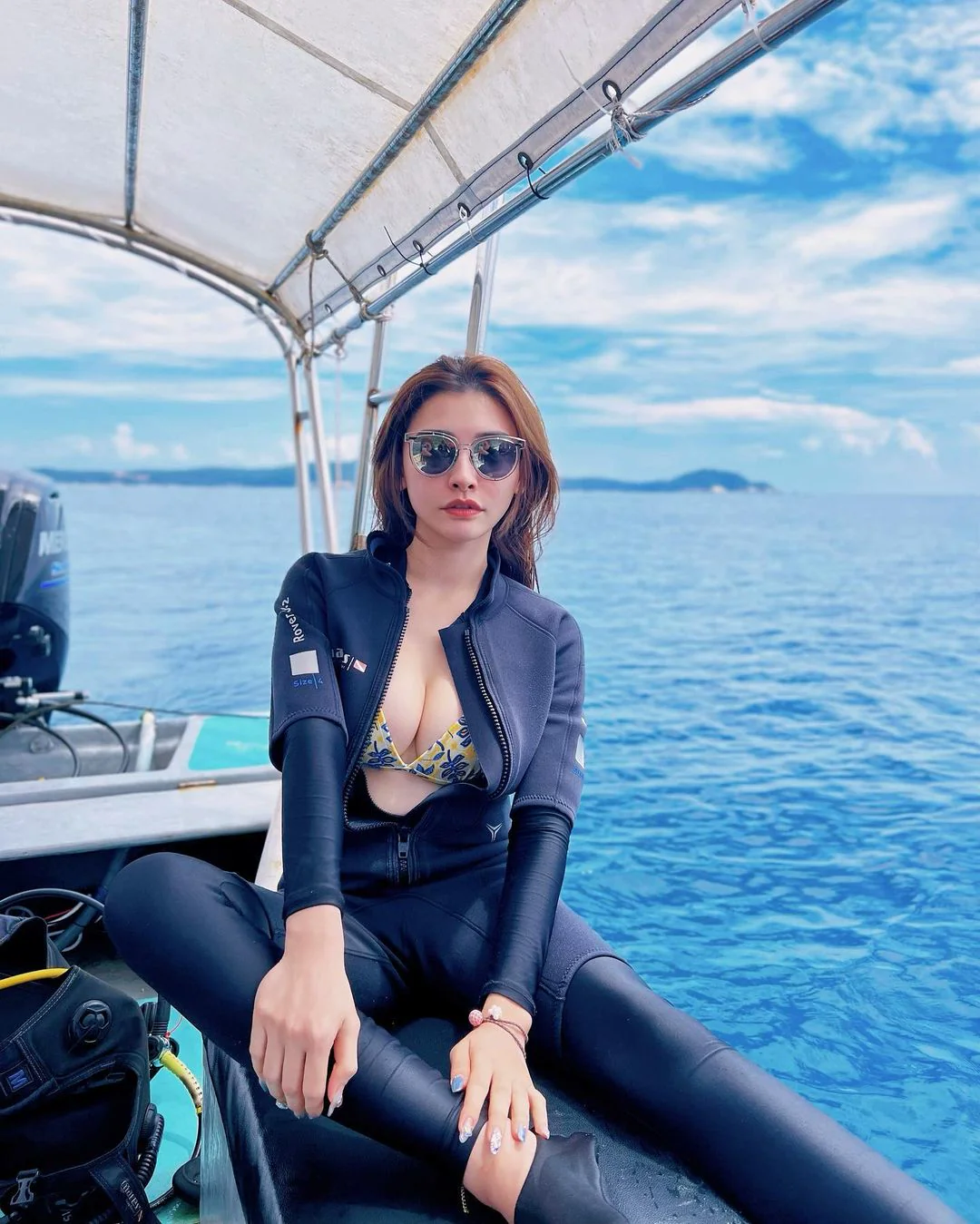 「白嫩波霸」跳海前驚豔一刻，網友看呆了！ - 網路美女的迷人瞬間