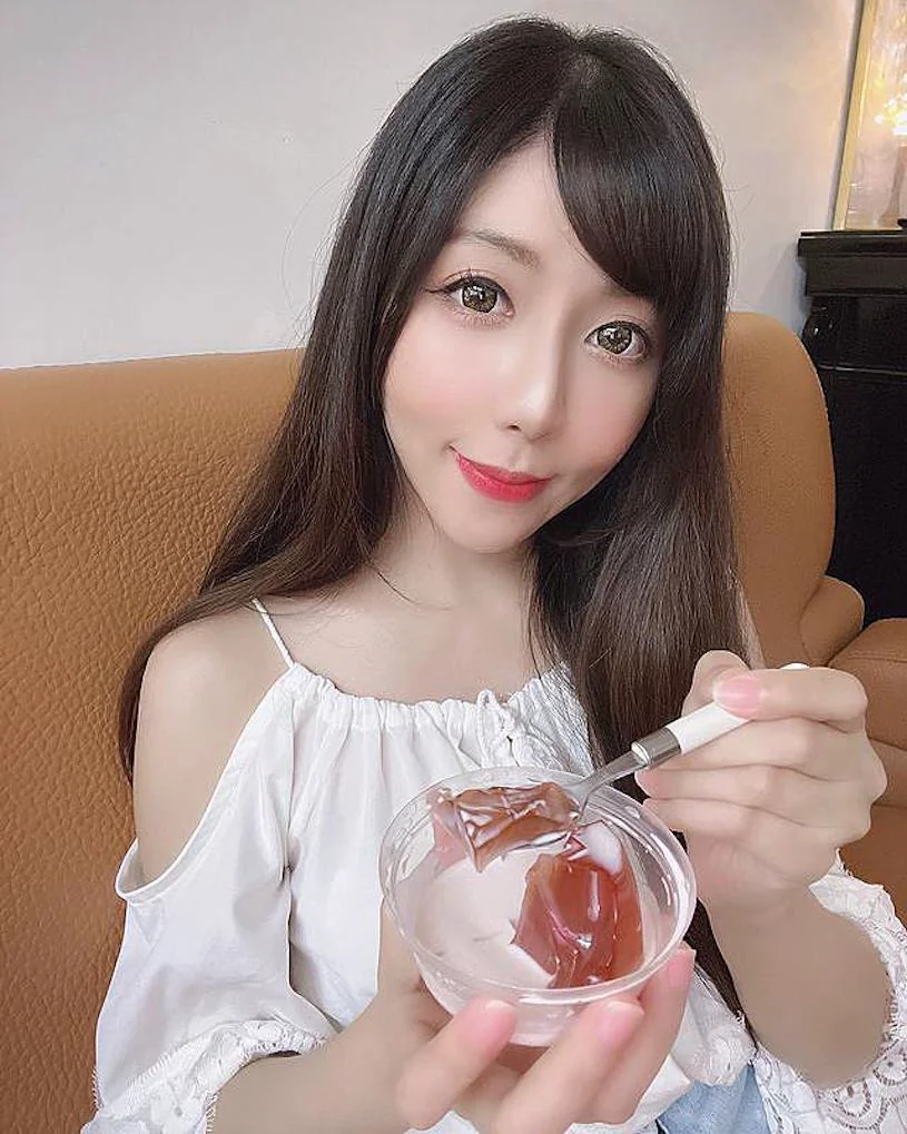 長髮女神「步步」性感品嘗茶凍，香肩微露曲線迷人！