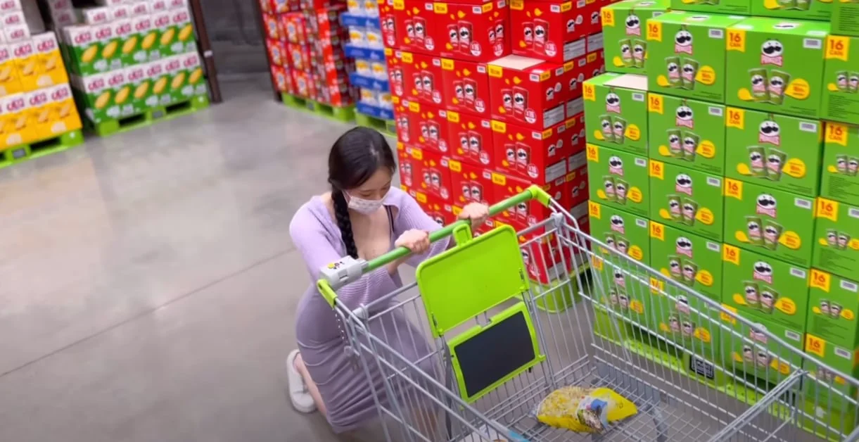 深蹲練出渾圓翹臀！巨乳妹讓網友爬樓梯瘋狂追逐
