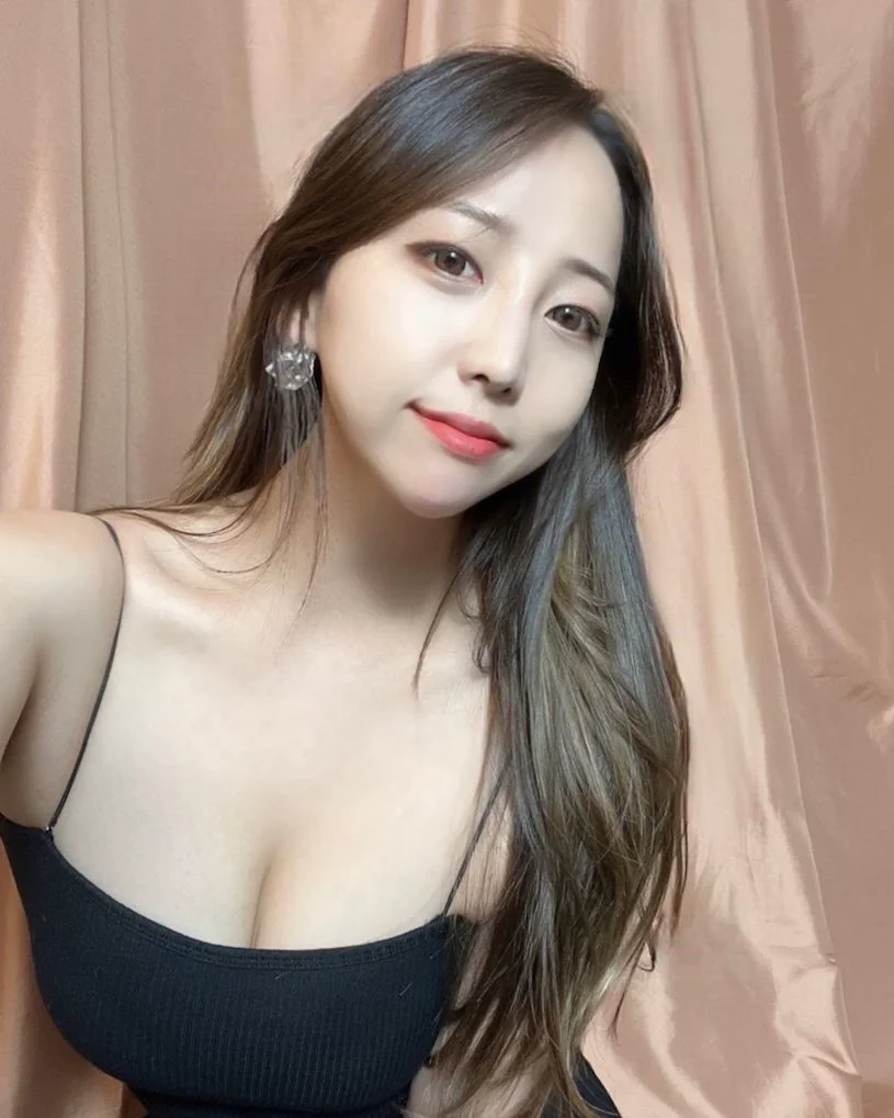 性感正妹「度假造型超火辣」，「雄偉乳量」滿到要溢出！ - 網路美女
