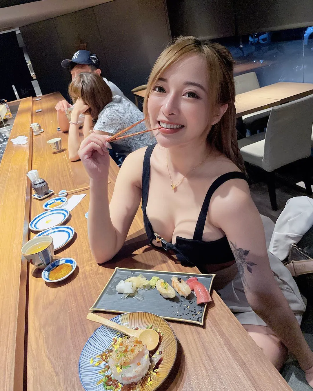 生日快樂！性感壽星「嵐芯語」厚乳直接端上桌，「鮮嫩乳線」讓人飽餐一頓 - 網路美女