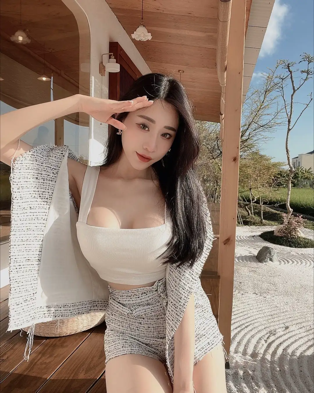 「正妹老闆娘」貼身小洋裝曲線太兇！「豐滿雪乳」快溢出，完美身材讓人想買爆！ - 網路美女