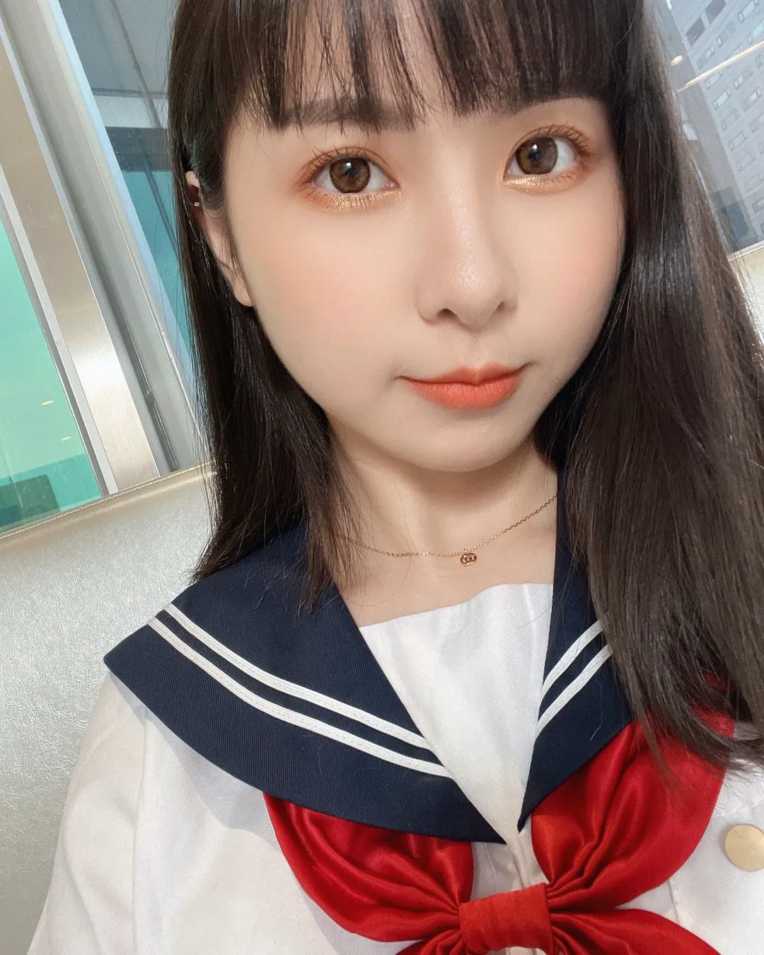 萬年高校美少女「Tiny 胎尼」穿制服不違和　綁雙馬尾也萌到不行 - 網路美女
